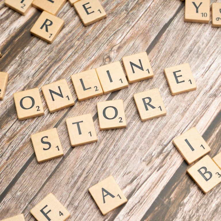 Online Store Bild von Buchstaben die auf den Tisch die Worte Online Store schreiben