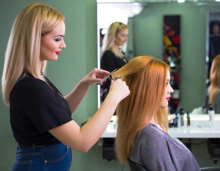 Friseurin Friseurin schneidet das Haar einer Kundin in einem modernen Salon.