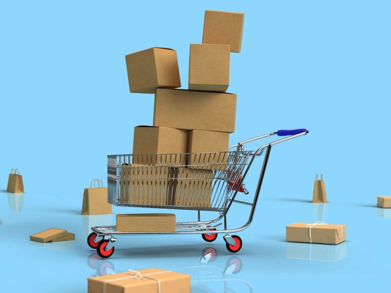 Einkaufswagen Einkaufswagen mit mehreren Pappe-Packungen auf blauem Hintergrund.
